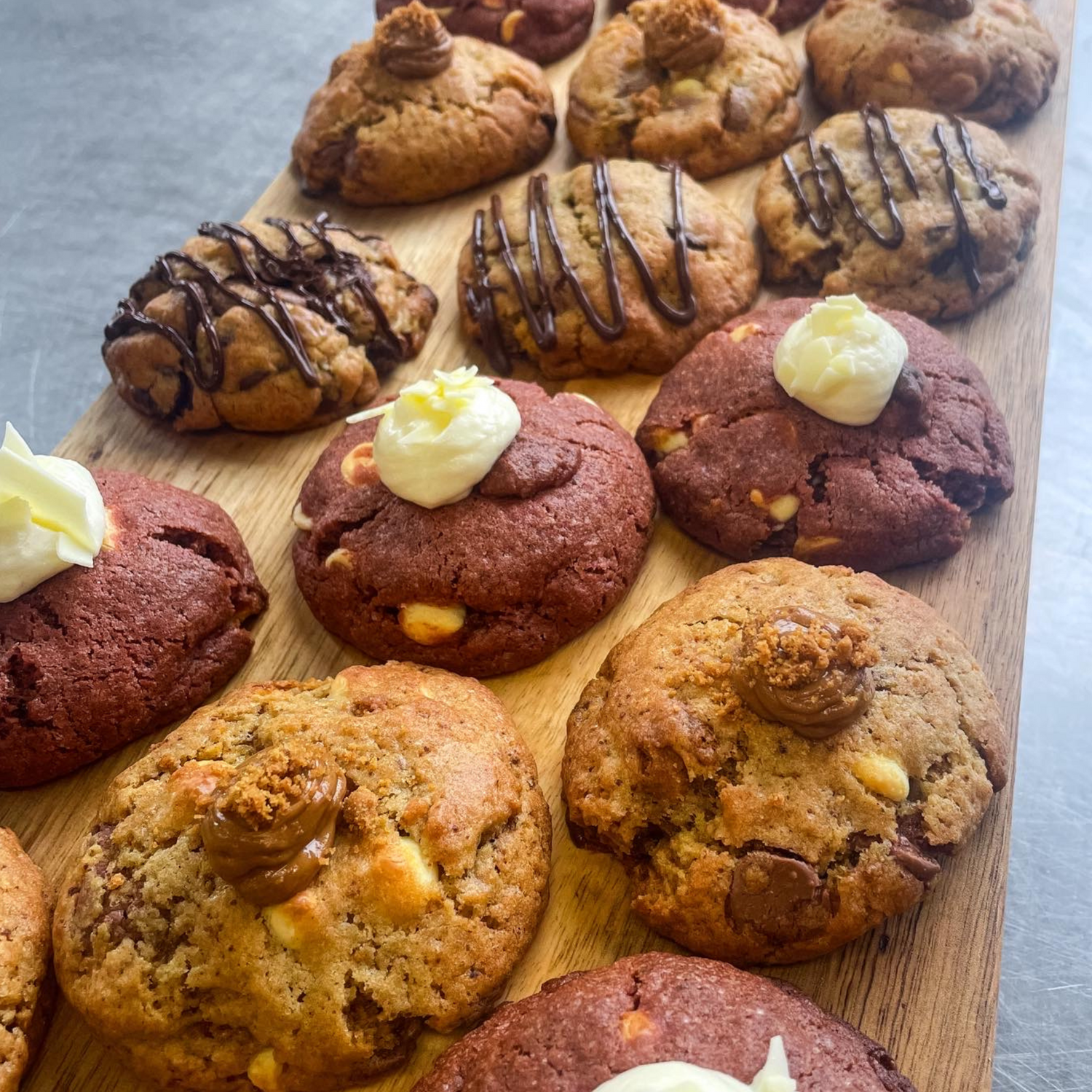 Mini cookies van Baking Sisters, Hazelnut Heaven, Biscoff Sensation, Zesty Meringue Fantasy, Red Velvet Treat, NYC Cookie, Choco-Peanut Burst